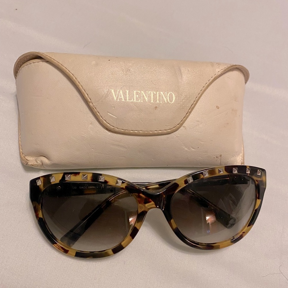 Valentino tortoise studded sunglasses 🕶